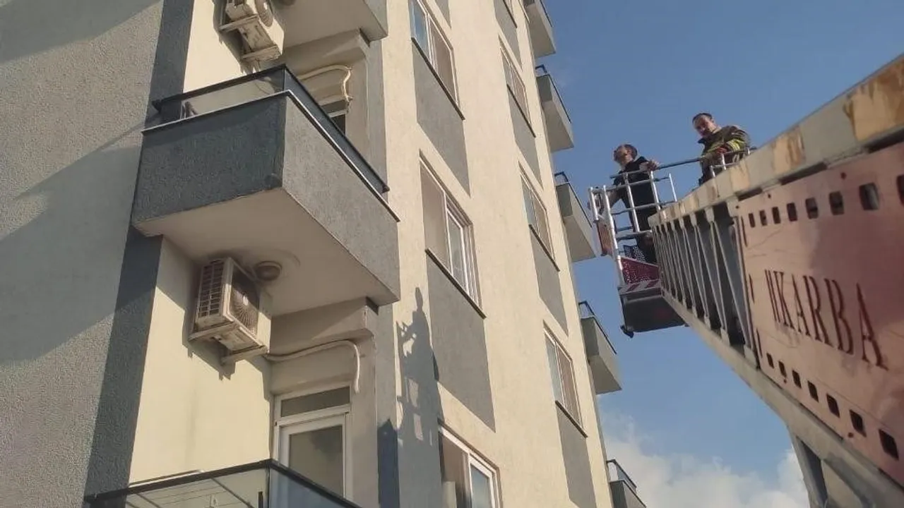 Balkondaki böcek korkusu 4. kattan duvar üzerinde mahsur bırakınca itfaiye kurtardı