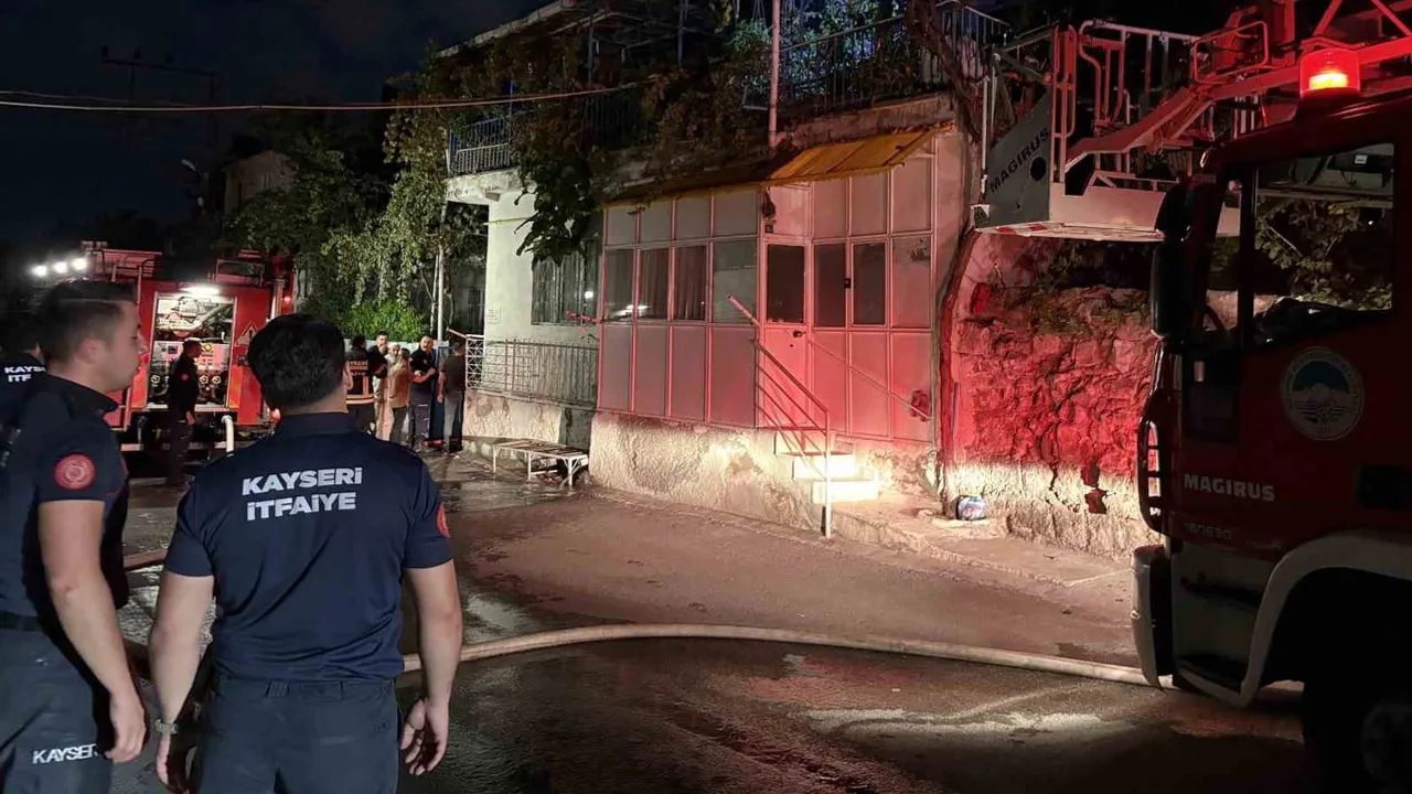 Balkondaki mangal iki evin çatısını kül etti