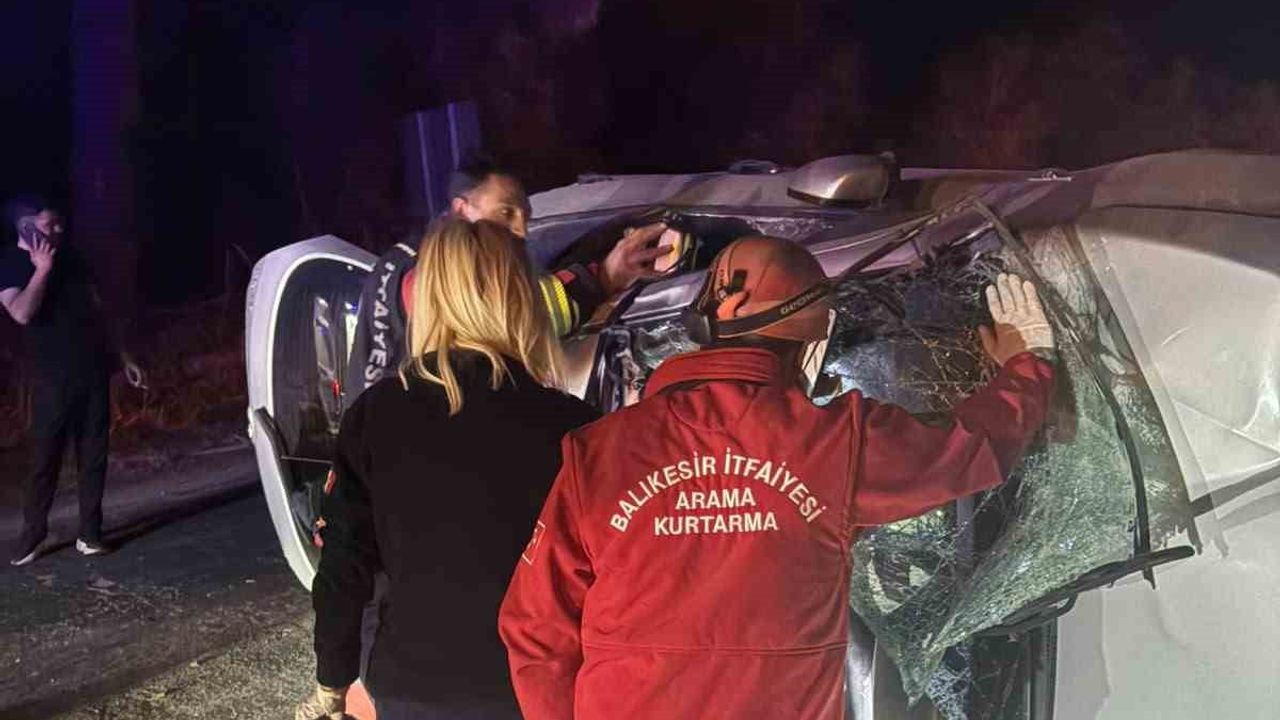 Balya'da gece yarısı kaza: şarampole devrilen araçtan iki yaralı çıkarıldı