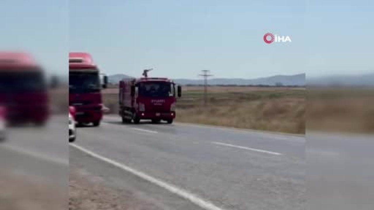 Balyalar alev alev: Beyşehir'de kamyonette çıkan yangın trafikte aksama oluşturdu