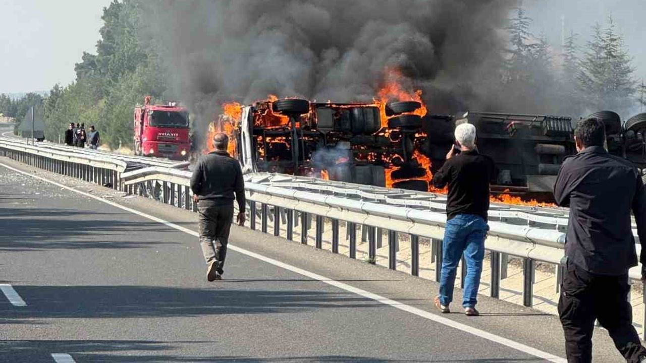 Banaz'da devrilen alkol yüklü tırın alevleri yol kenarına sıçradı
