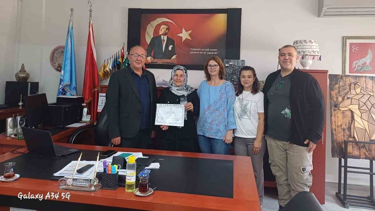 Bandırma'da bakım veren anne 7 ayda okuma yazma öğrenip sertifika aldı