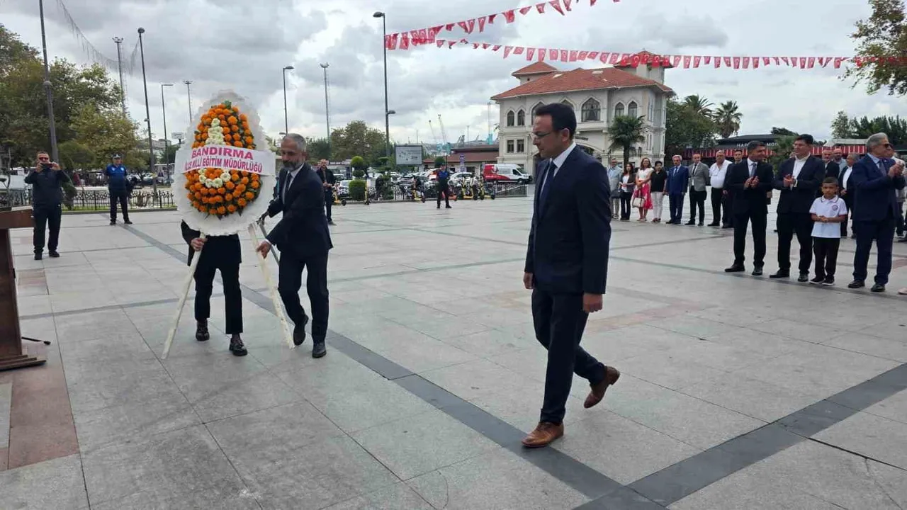 Bandırma'da çelenk, zeybek ve şiirlerle yeni eğitim yılı kutlandı