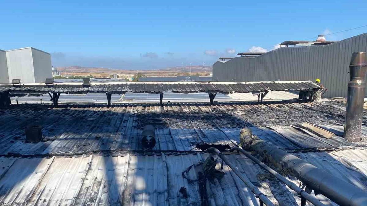 Bandırma'da işletme çatısındaki alevler itfaiye ekiplerince kontrol altına alındı