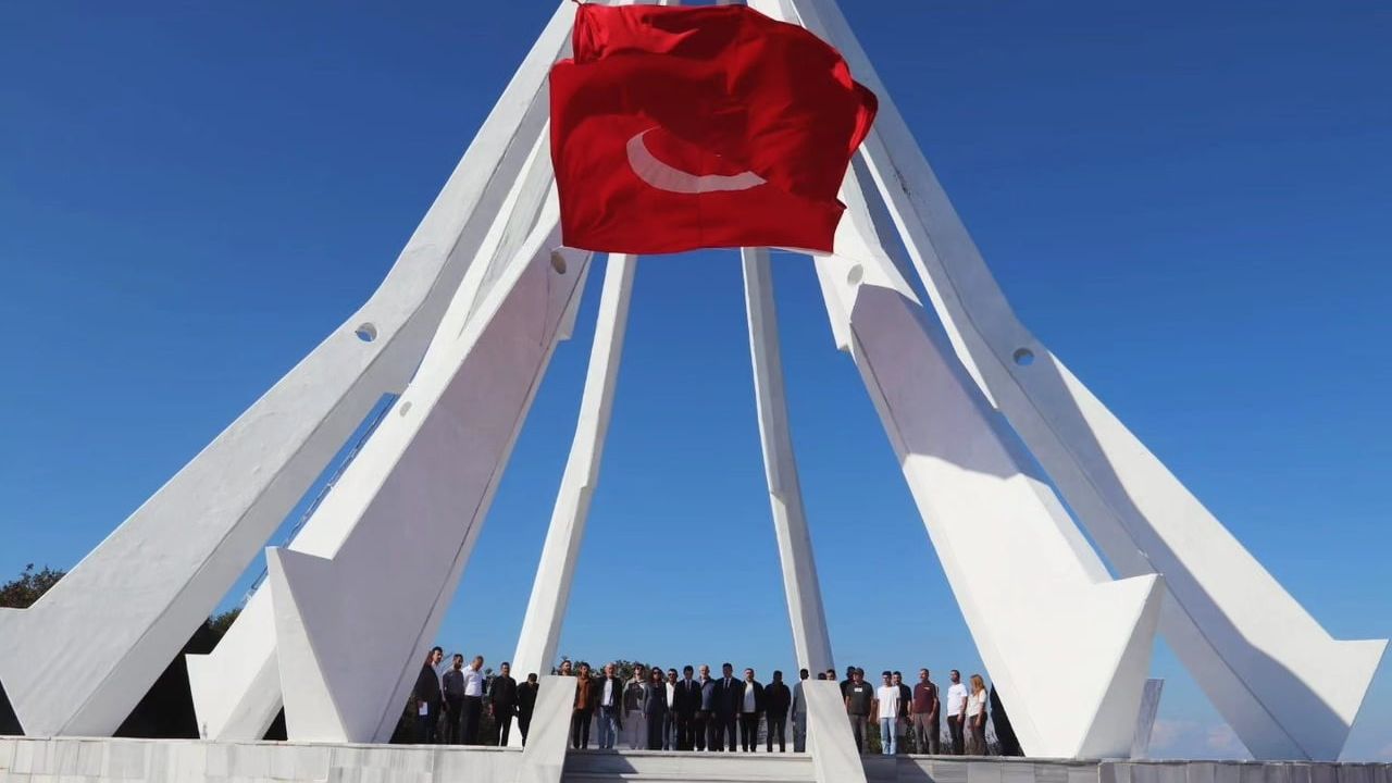 Bandırma'da kurtuluş anısına anlamlı ziyaret: Bandırma Denetimli Serbestlik Müdürlüğü'nden Son Kurşun Anıtı'na