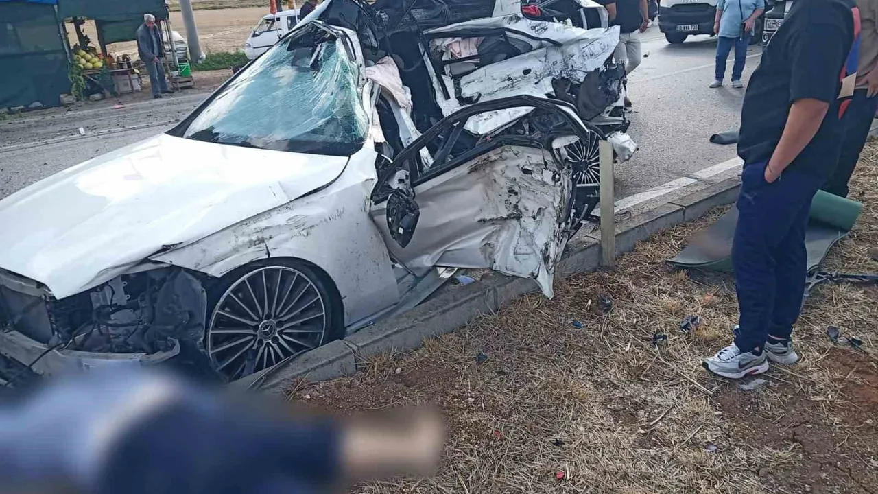 Bandırma'da otomobilin kamyona çarpması sonucu anne, kızı ve bebeği yaşamını yitirdi