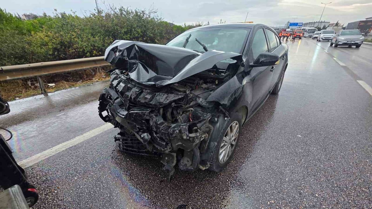 Bandırma'da rüzgar gülü taşıyan tıra arkadan çarpışma: 4 yaralı