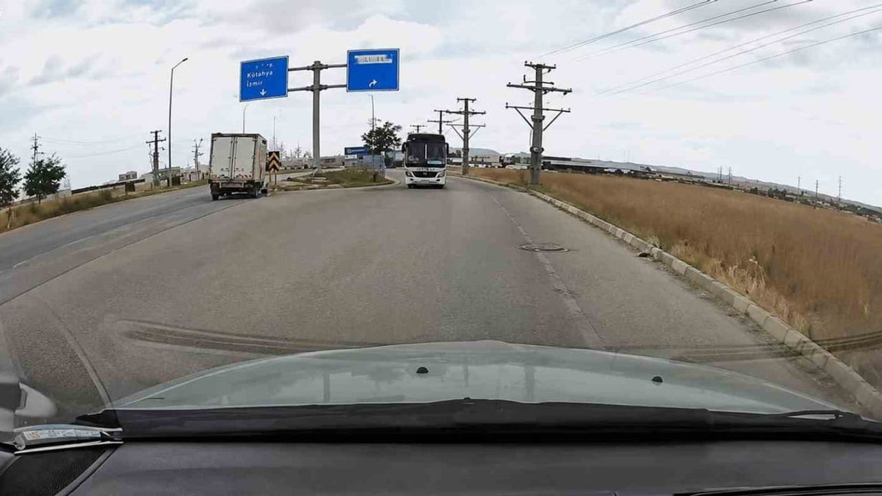 Bandırma'da ters yönden giden otobüs trafikte tehlike yarattı
