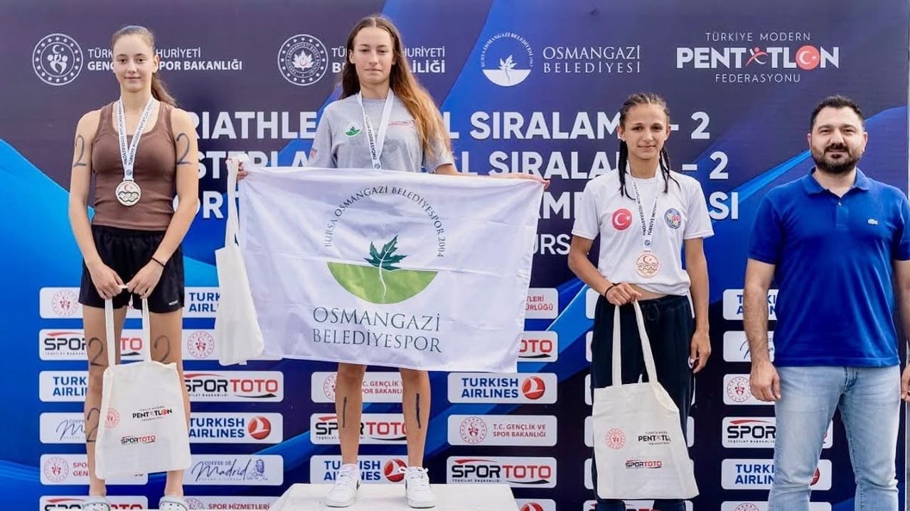 Bandırma'nın genç triathle yıldızları dört kürsüye çıktı