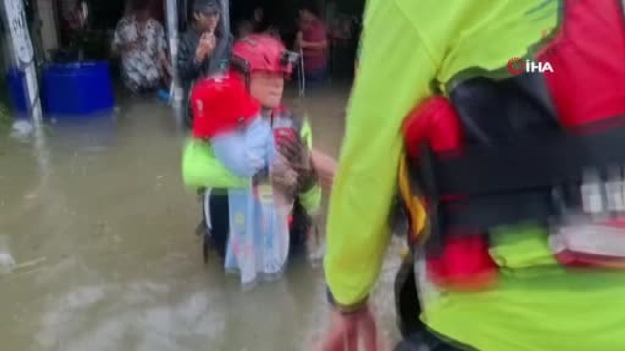 Bangkok kanalları taştı: 50 ilçe için acil afet kararı