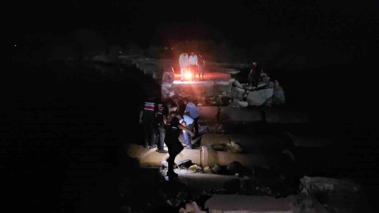Baraj kapaklarının kapanması hayat kurtardı: Karkamış'ta yıkık köprüde mahsur kalan 4 kişi kurtarıldı