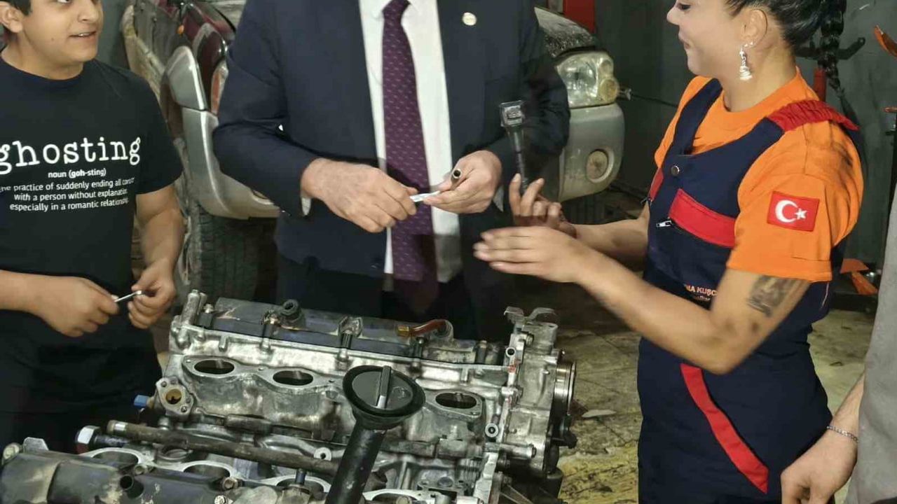 Baran Şaşmaz'da kadın motor ustasının atölyesinde tamir yaptı ve istihdamı konuştu