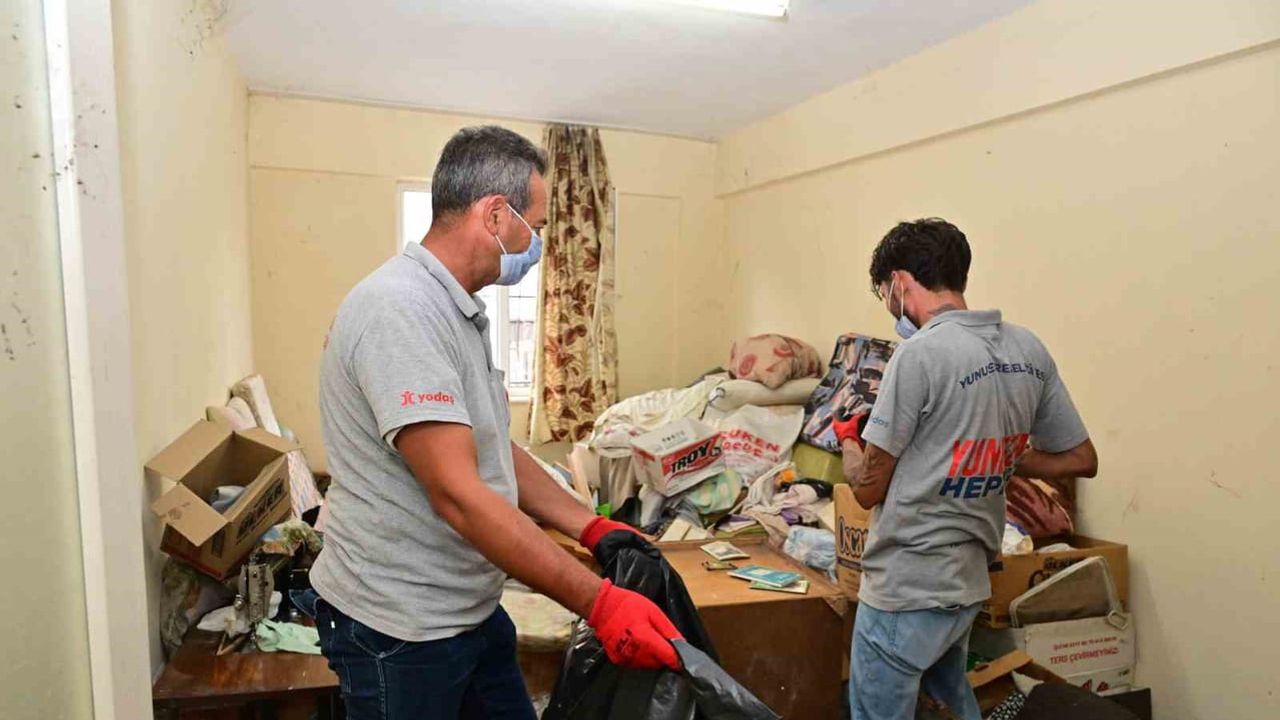 Barbaros Mahallesi'nde çöp ev müdahalesi mahalleye nefes aldırdı