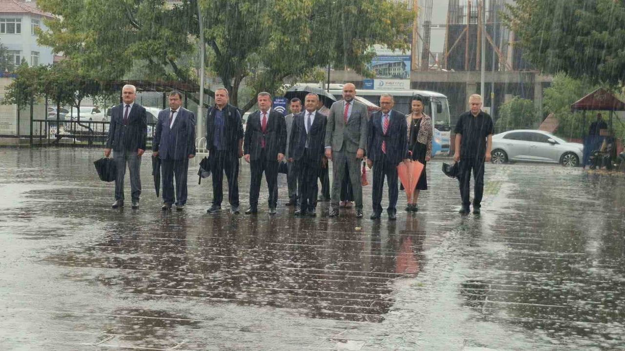 Bartın'da yağmura rağmen ilköğretim haftası kutlaması kararlılıkla sürdü