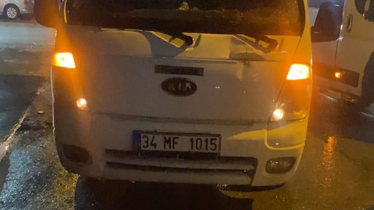 Başakşehir'de kamyonet ile İETT otobüsü arasında yol verme gerginliği