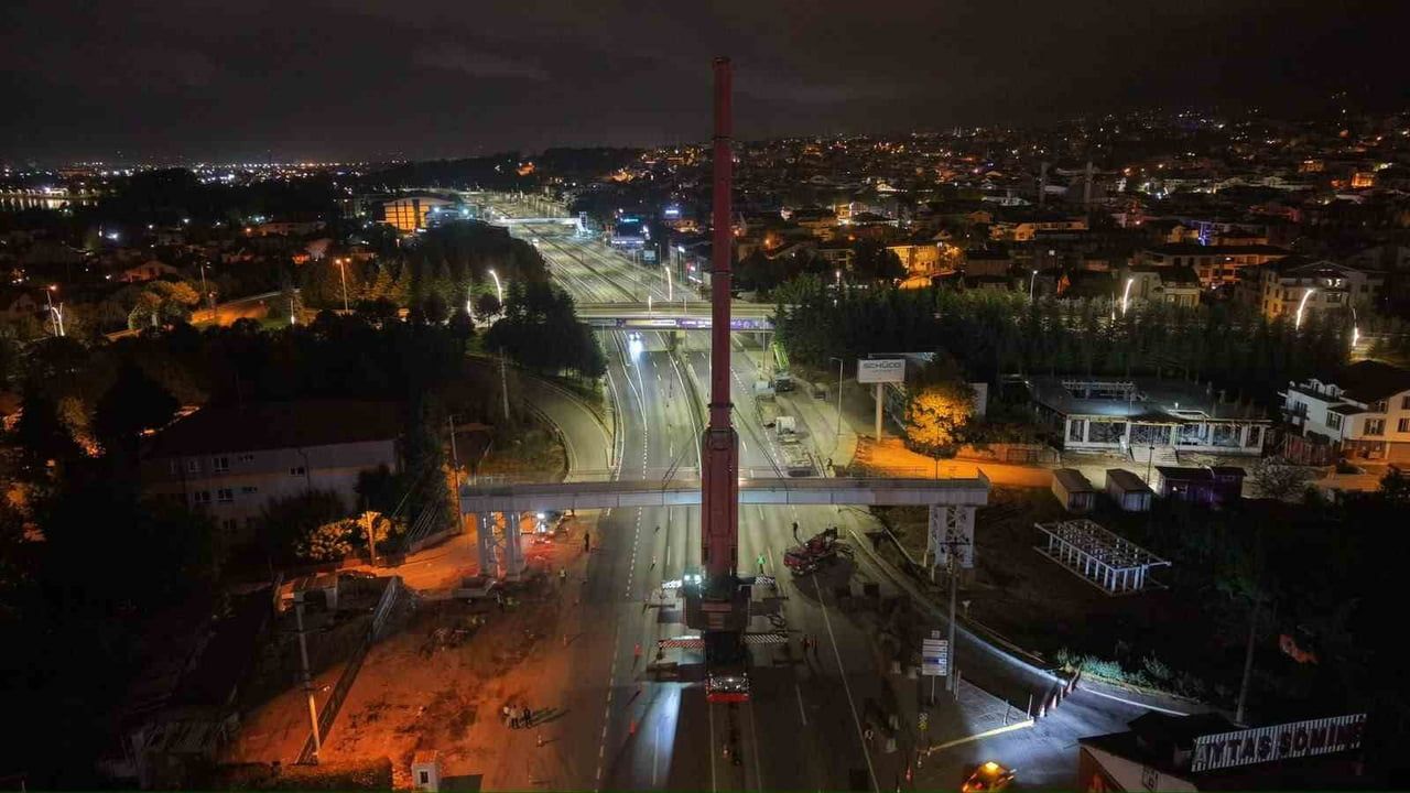 Başiskele kavşağında 48 metrelik çelik geçit tek parçada monte edildi