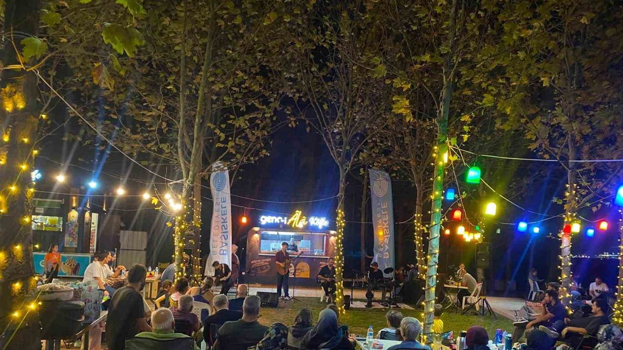 Başiskele sahilinde gençlerin pazar akşamı müzik buluşması