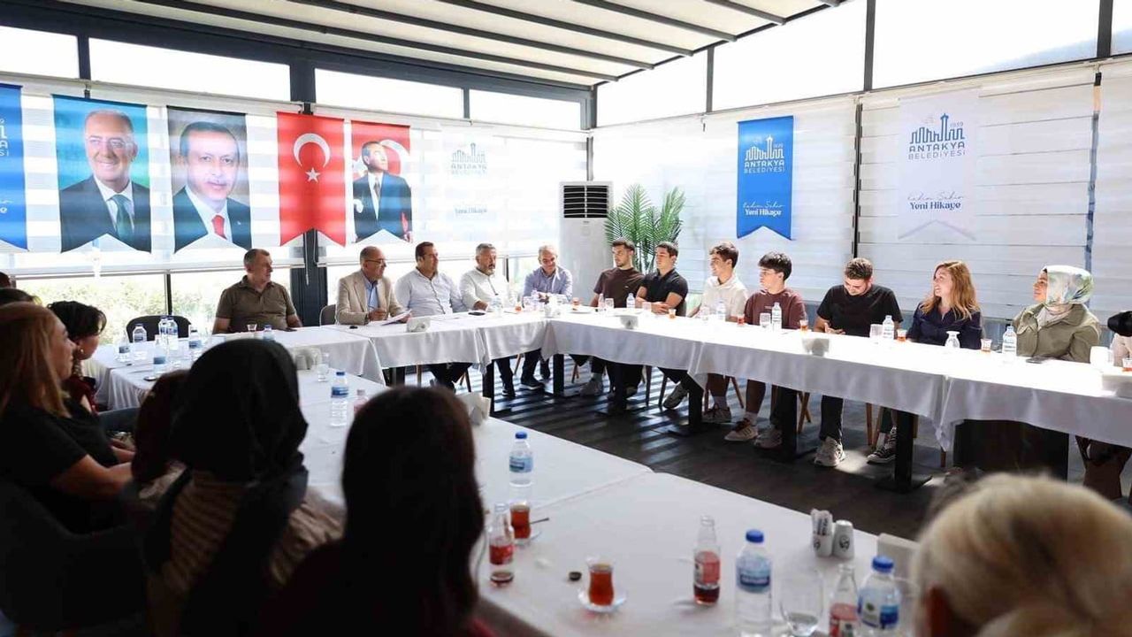 Başkan İbrahim Naci Yapar başarıyı paylaşmak için YKS dereceleriyle buluştu