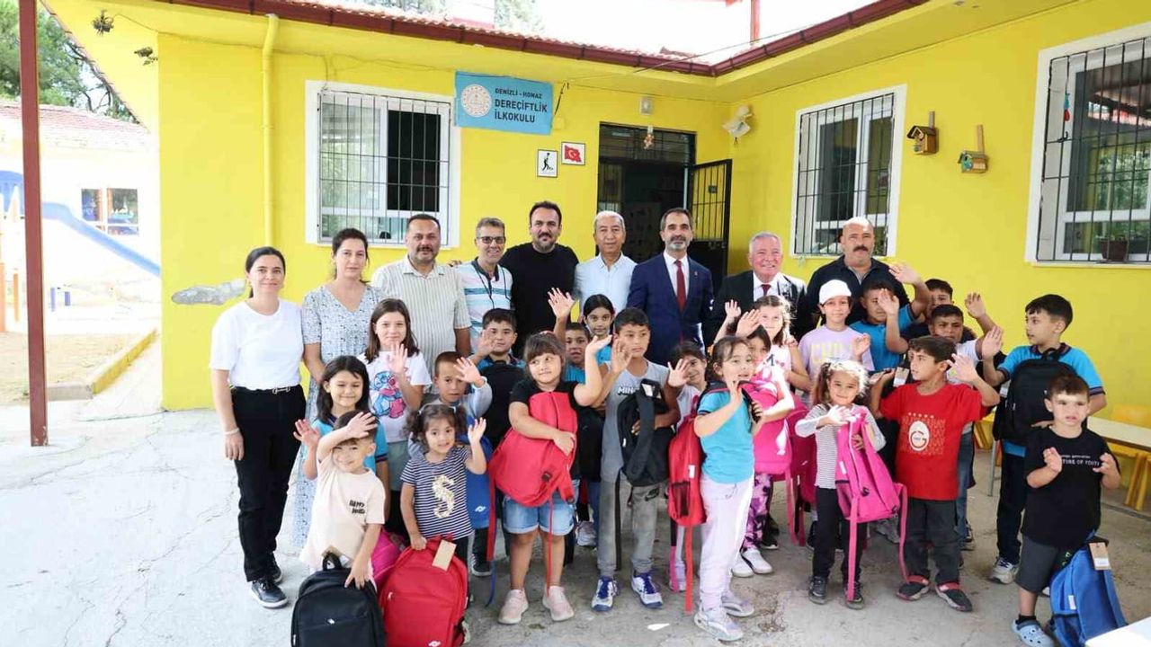 Başkan Kepenek öğrencilerle buluştu, çantalarla yeni eğitim yılına destek verdi