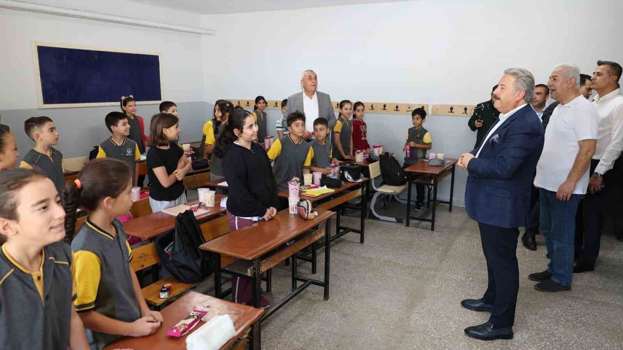 Başkan Palancıoğlu okula dönüş coşkusunu öğrencilerle paylaştı