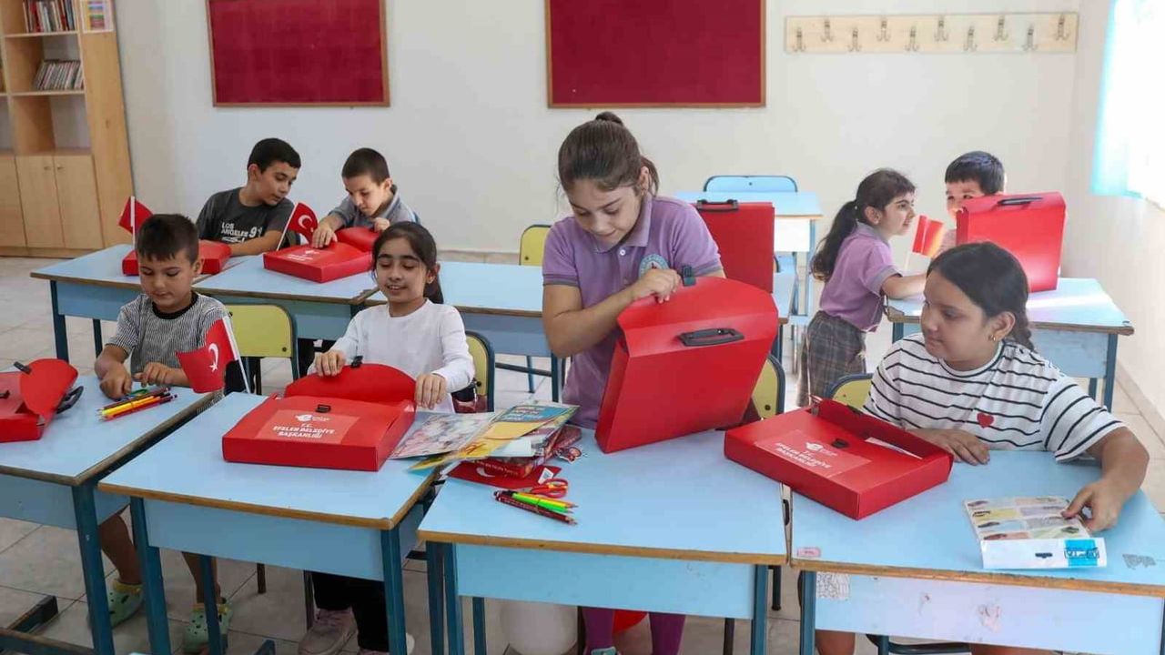 Başkan sınıfta: Anıl Yetişkin miniklerle ilk ders gününde bir aradaydı