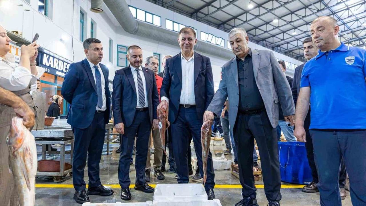 Başkan Tugay ilk mezatta denizlerin korunması çağrısı yaptı