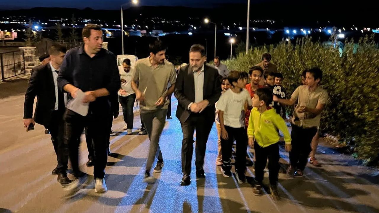 Başkan Uçar gece mesaisinde Hilalkent'te sakinlerle buluştu