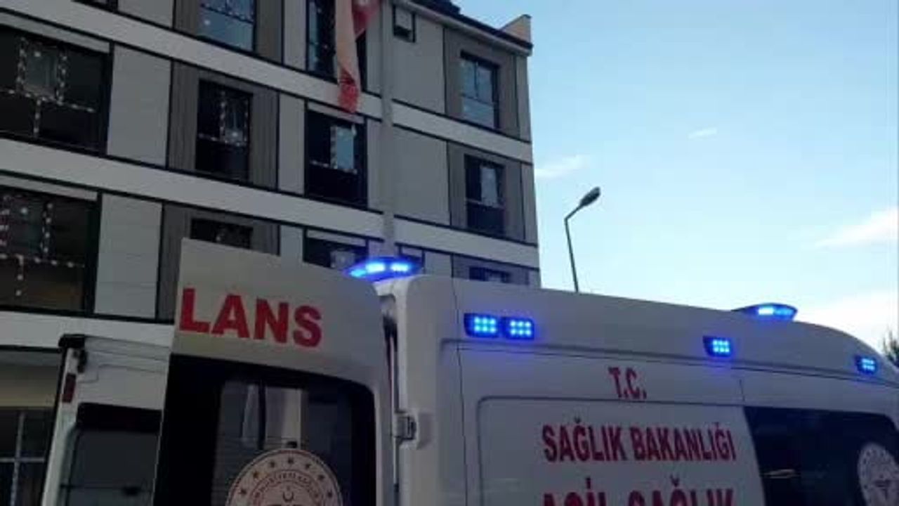 Başkanın müdahalesiyle çatıda bekleyen genç kurtarıldı