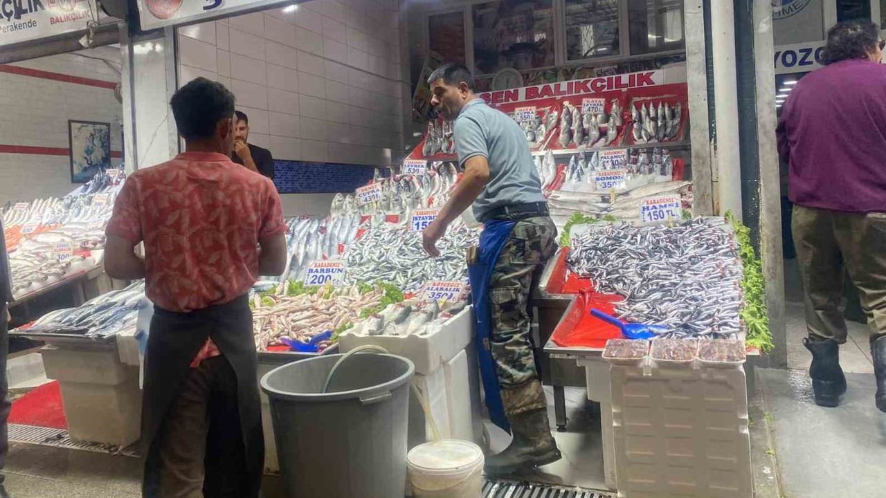 Başkentte deniz kokusu: Ankara tezgahlarını palamut ve tazelik doldurdu
