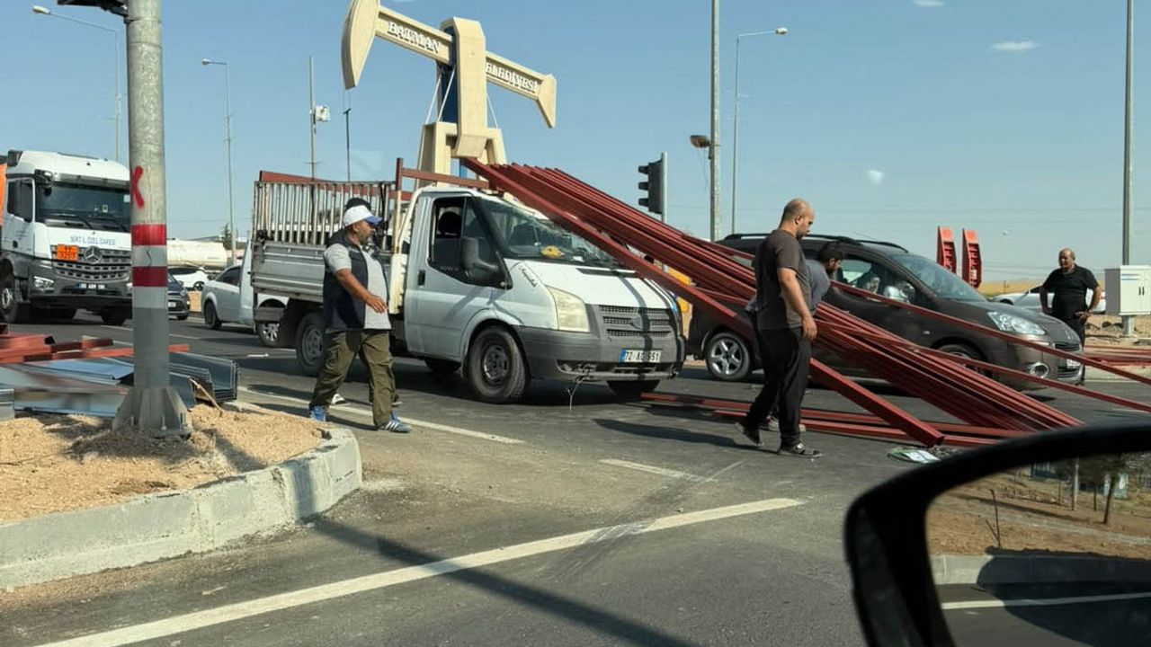 Batman’da kamyonetin kasasındaki demir profiller kabine savruldu