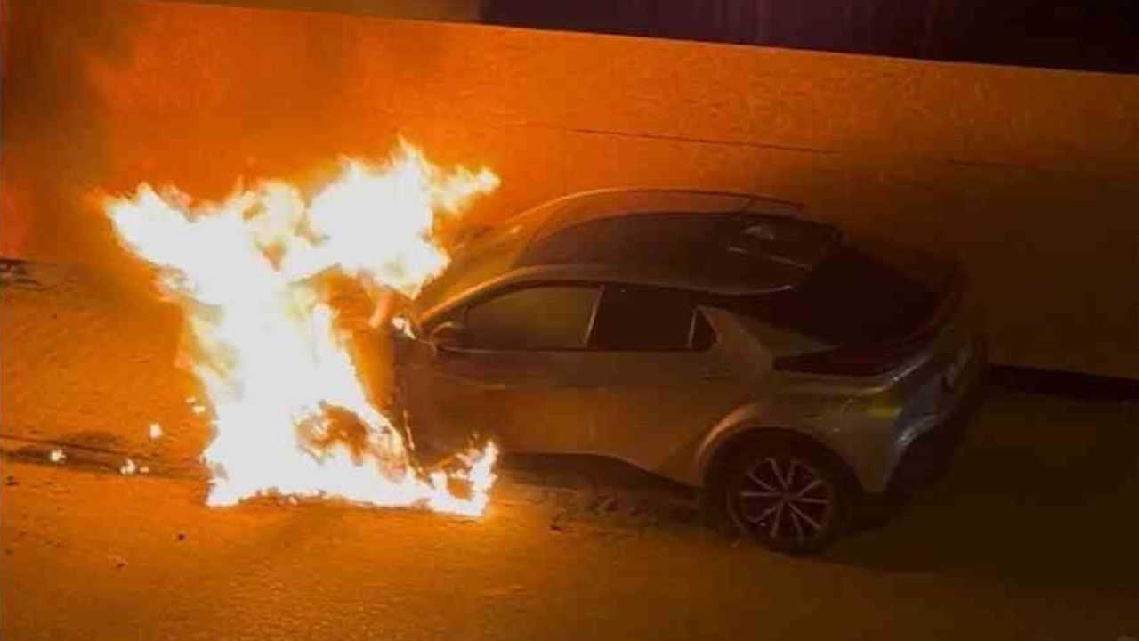 Batman’da motosikletli şüphelilerin park halindeki aracı ateşe verdiği an kayda geçti