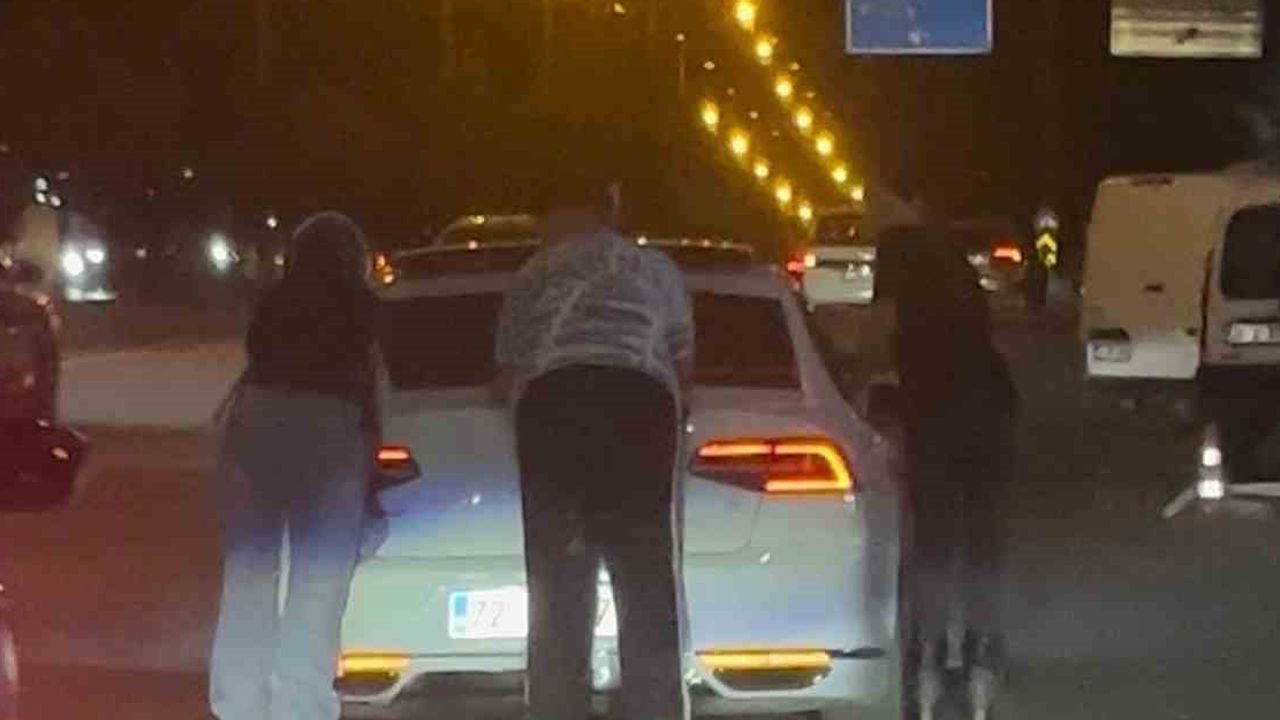 Batman'da patenli gençlerin otomobille birlikte ilerlediği tehlikeli anlar