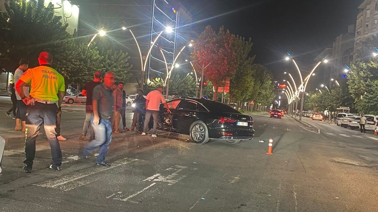 Batman'da Turgut Özal caddesi'nde iki otomobil çarpıştı: 2 yaralı