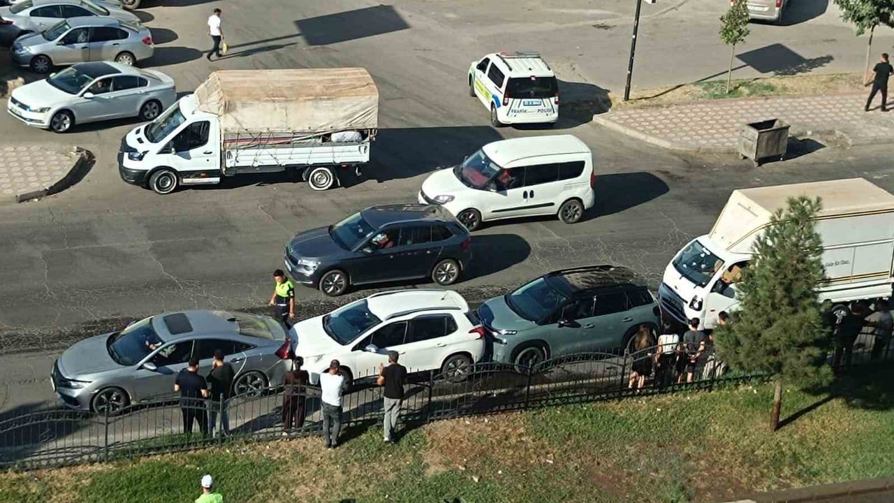 Batman'da Yeni Siirt Çevre Yolu'nda dört aracın karıştığı zincirleme kaza kayıpsız atlatıldı