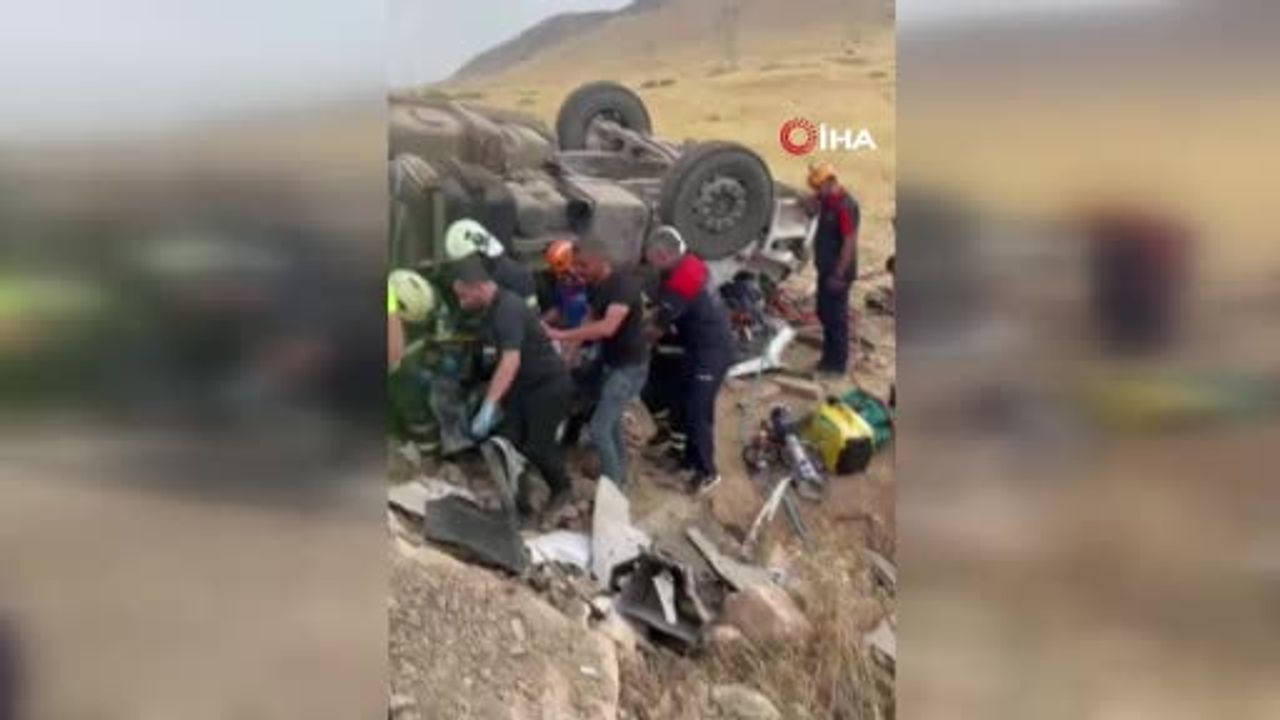 Batman-Hasankeyf yolunda tır devrildi, sürücü yaşamını yitirdi