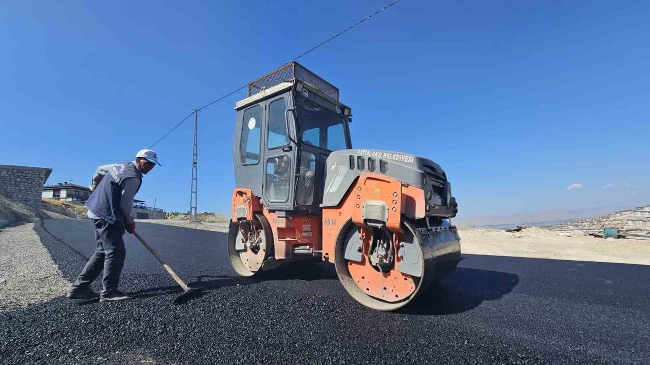 Battalgazi'de yol konforu için kırsal ve merkez mahallelerde asfalt çalışmaları devam ediyor
