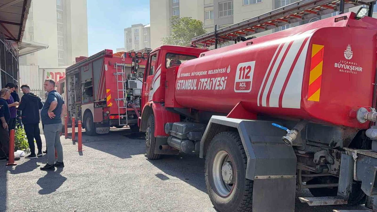 Battaniye ve köpükle söndürülen elektrikli araç yangını binanın tahliyesine neden oldu