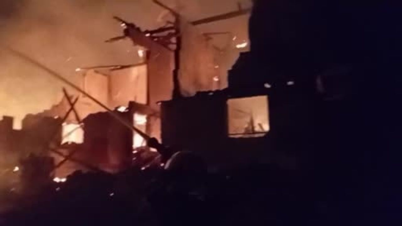 Bayat'ta Çerkeş köyünde rüzgarın etkisiyle yayılan yangın iki evi ve bir ahırı tahrip etti