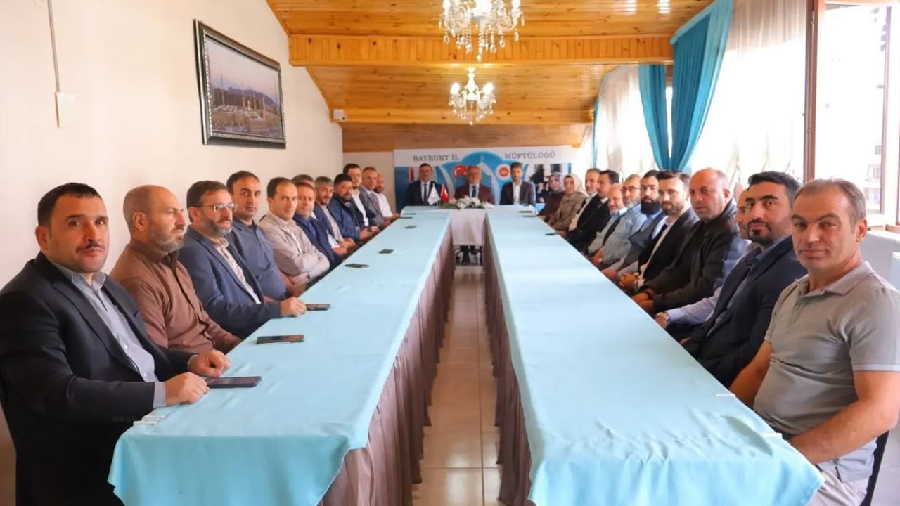 Bayburt il müftüsü yeni görevi öncesi personelle vedalaştı