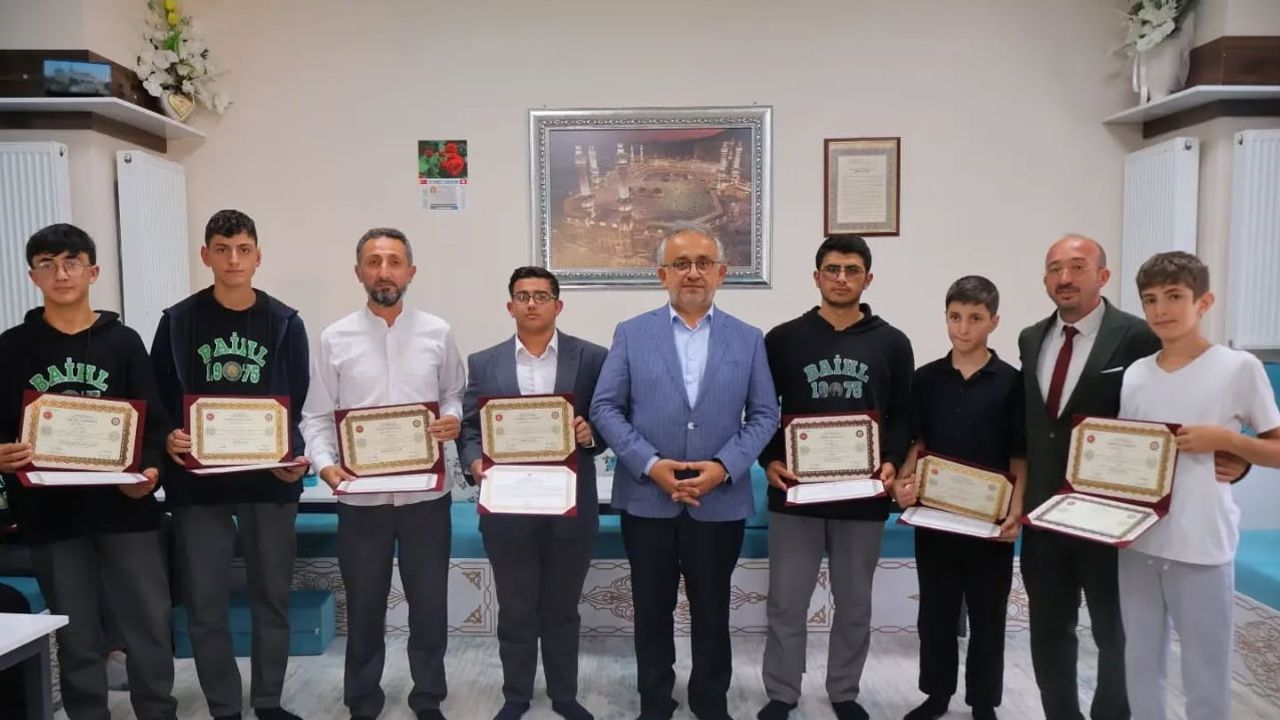 Bayburt'ta hafızlara belge töreni: öğrenilenleri ömür boyu koruma çağrısı