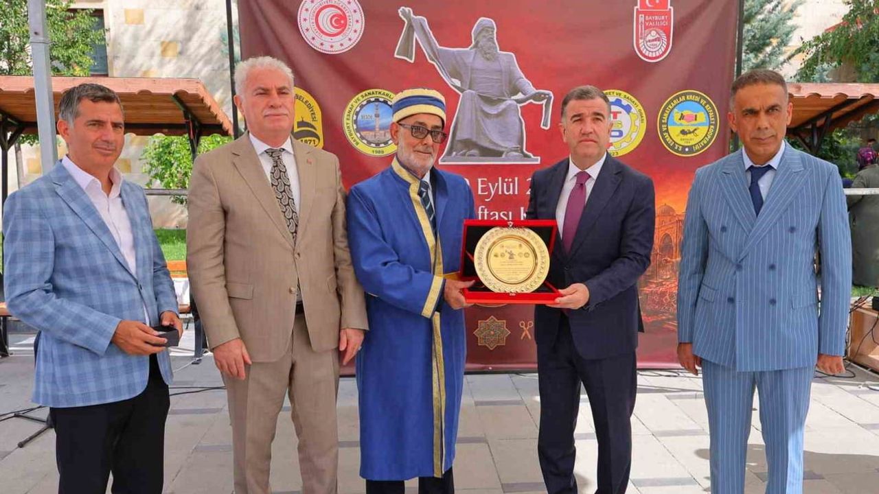 Bayburt'ta saray bahçesinde 80 yıllık emek ödüllendirildi: Metin Özyurt yılın ahisi oldu