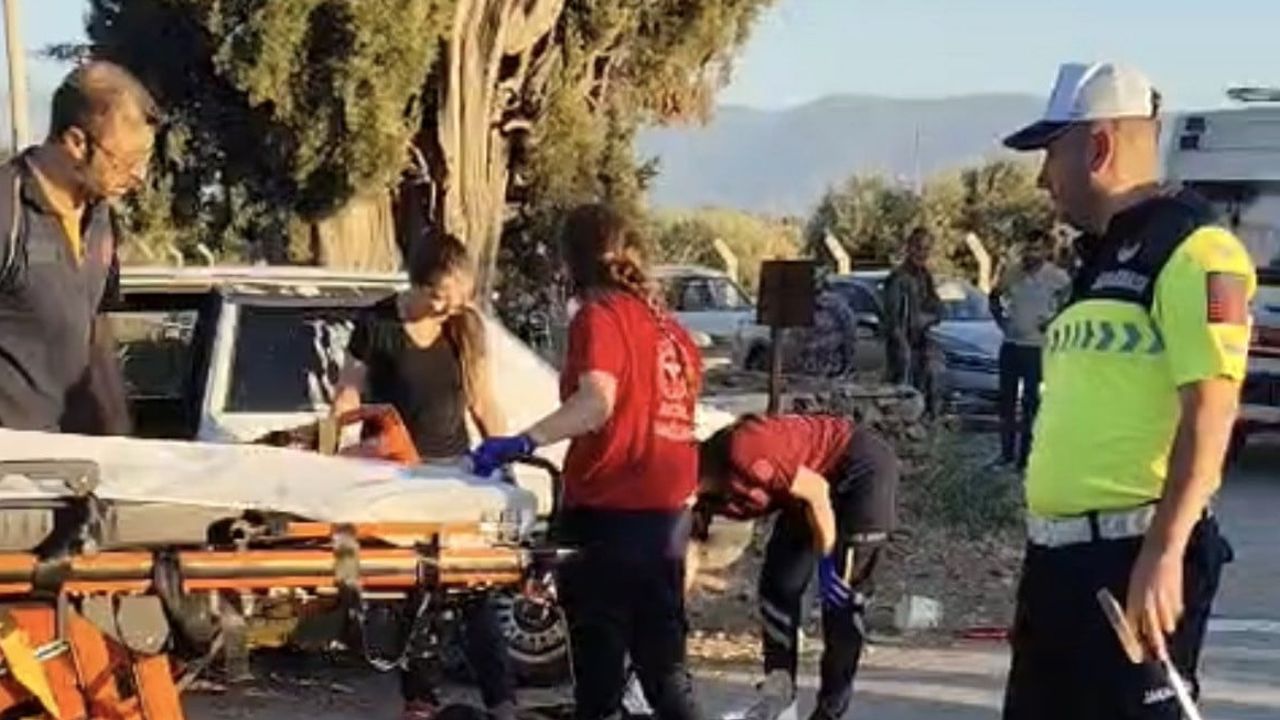 Bayındır’da mezarlık mevkiinde çarpışma: motosiklette iki kişi yaralandı