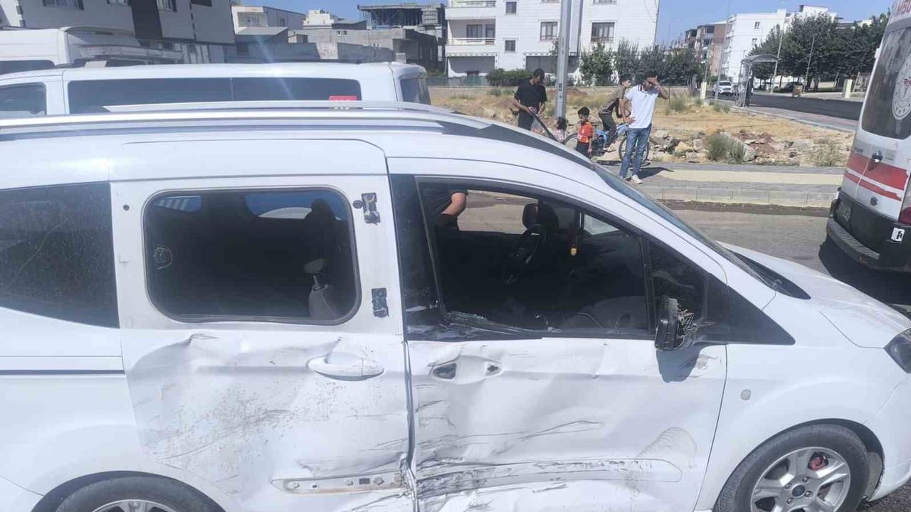 Bayındırlık Mahallesi'nde iki araç çarpıştı, bir kişi hastaneye kaldırıldı