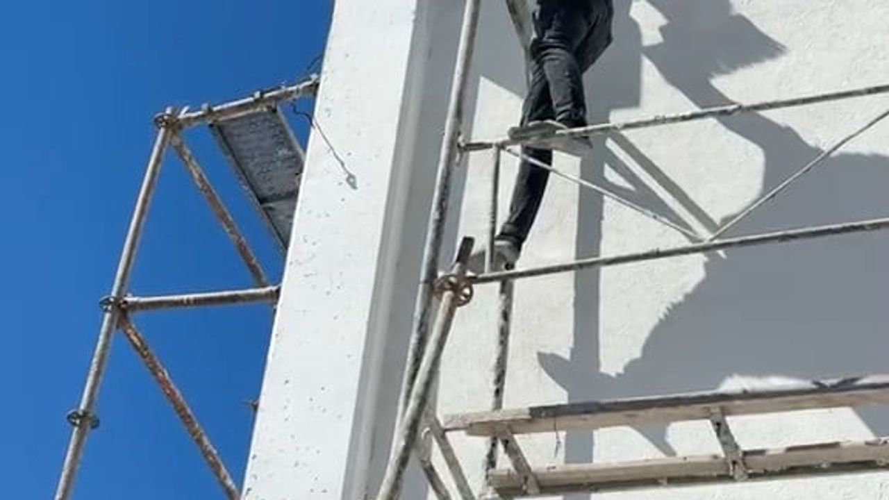bayrağın düzgün dalgalanması için 10 metreye tırmanan Ramazan Koç