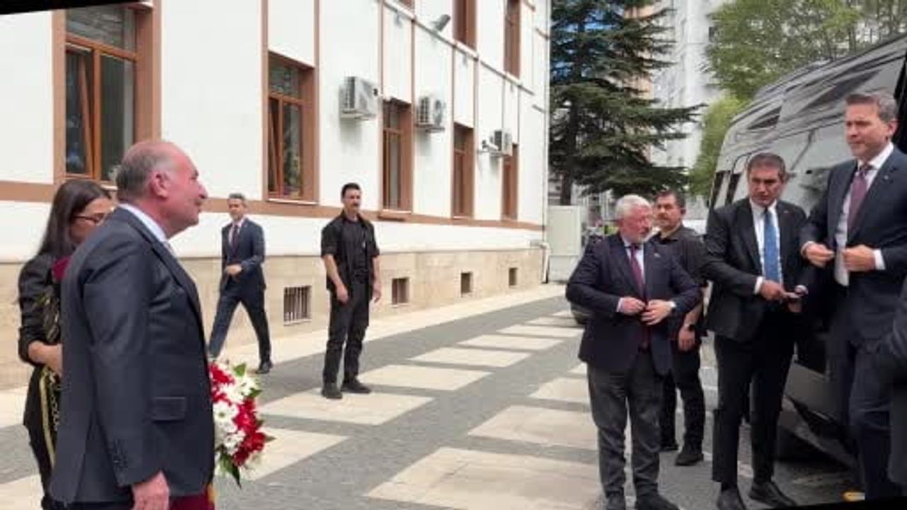 Bayraktar Çorum'da teşkilat, valilik ve belediyeyle temaslarda bulundu
