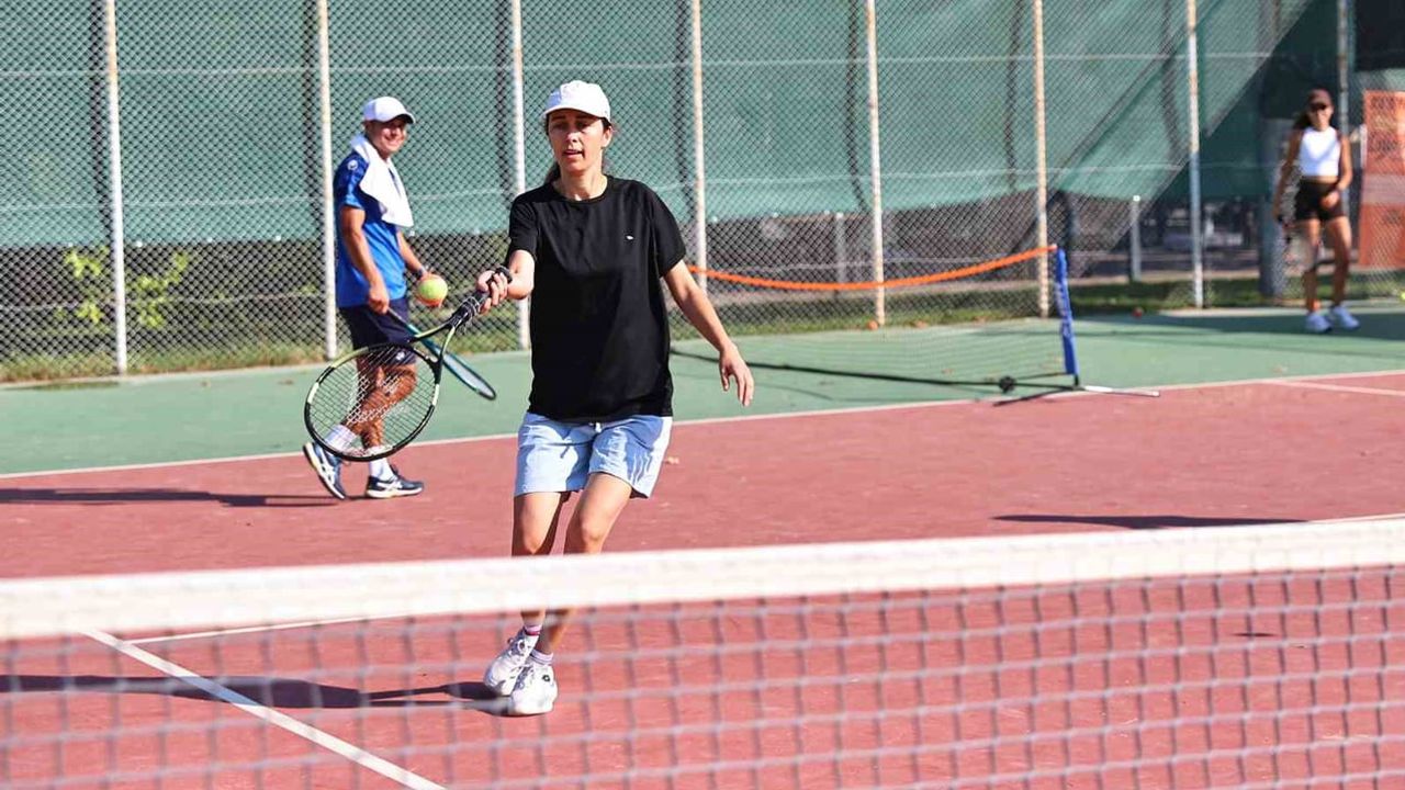 Beach Park'ta her yaşa yönelik ücretsiz tenis kursları devam ediyor