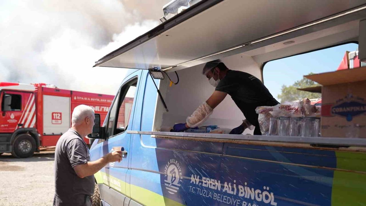 Belediye ekipleri Tuzla'daki lojistik yangınında söndürme ve destek çalışmalarını koordine etti