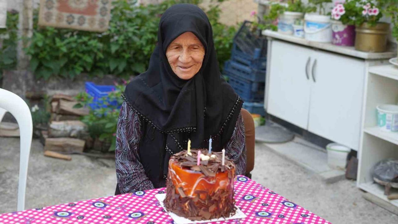 Belediyenin sürpriziyle 85 yaşında ilk kez doğum günü sevincini yaşadı