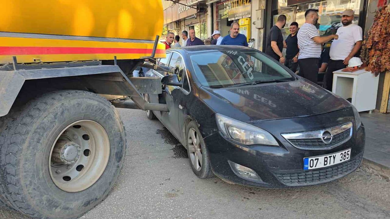 Belediyeye ait su tankeri freni çekilmeden hareket etti: üç araca çarparak durdu