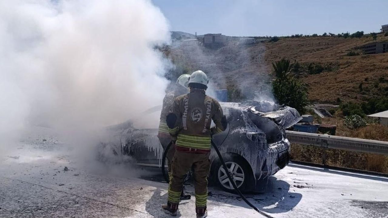 Belen'de alevlenen otomobil itfaiyenin hızlı müdahalesiyle söndürüldü